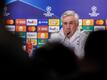 Reals Trainer Carlo Ancelotti sitzt in der Pressekonferenz in der Red Bull Arena.