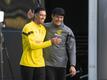 Borussia Dortmunds Trainer Edin Terzic (r) spricht mit Jude Bellingham.