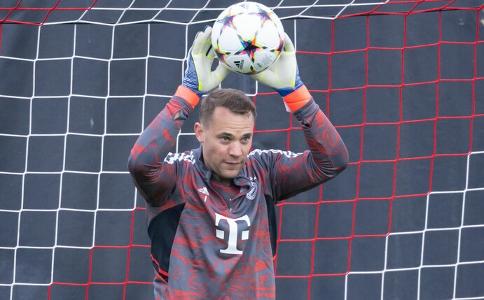 Muss wegen einer schmerzhaften Prellung am Schultereckgelenk pausieren: Bayern-Torwart Manuel Neuer.