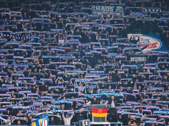 Aus dem Hansa-Fanblock heraus wurde Terrence Boyd vom 1. FC Kaiserslautern rassistisch beleidigt. Aus dem Hansa-Fanblock heraus wurde Terrence Boyd vom 1. FC Kaiserslautern rassistisch beleidigt.