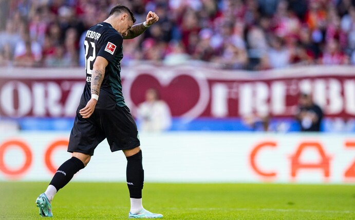 Werder Bremens Marco Friedl reagiert unzufrieden nach seiner roten Karte.