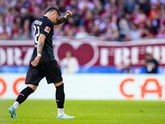 Werder Bremens Marco Friedl reagiert unzufrieden nach seiner roten Karte. Werder Bremens Marco Friedl reagiert unzufrieden nach seiner roten Karte.