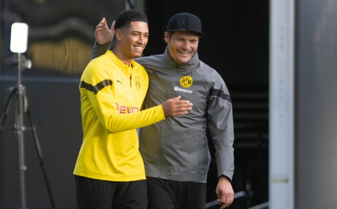 Besitzt beim BVB noch einen Vertrag bis 2025: Jude Bellingham (l) mit Dortmunds Trainer Edin Terzic beim Training.