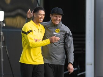 Besitzt beim BVB noch einen Vertrag bis 2025: Jude Bellingham (l) mit Dortmunds Trainer Edin Terzic beim Training. Besitzt beim BVB noch einen Vertrag bis 2025: Jude Bellingham (l) mit Dortmunds Trainer Edin Terzic beim Training.