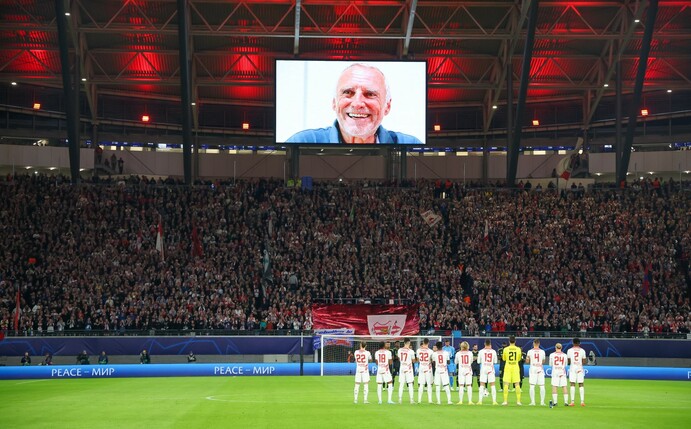 Vor dem Spiel wird in Leipzig eine Gedenkminute für den verstorbenen Dietrich Mateschitz gedacht.