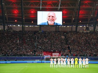 Vor dem Spiel wird in Leipzig eine Gedenkminute für den verstorbenen Dietrich Mateschitz gedacht. Vor dem Spiel wird in Leipzig eine Gedenkminute für den verstorbenen Dietrich Mateschitz gedacht.