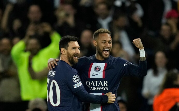 Neymar (r) feiert mit Lionel Messi das dritte Tor für Parist Saint-Germain.