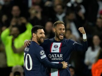 Neymar (r) feiert mit Lionel Messi das dritte Tor für Parist Saint-Germain. Neymar (r) feiert mit Lionel Messi das dritte Tor für Parist Saint-Germain.