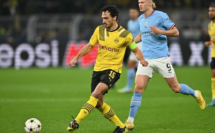 Dortmunds Mats Hummels spielt den Ball vor Manchesters Erling Haaland.