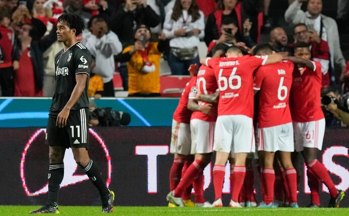 Juve-Profi Juan Cuadrado (l) kann es nicht fassen, während die Benfica-Profis feiern.