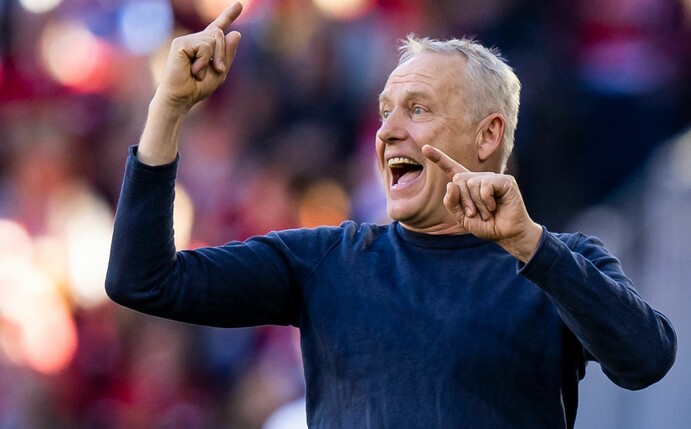Freiburgs Trainer Christian Streich gestikuliert baut im zweiten Spiel gegen Piräus wieder auf den gleichen Kader.