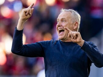 Freiburgs Trainer Christian Streich gestikuliert baut im zweiten Spiel gegen Piräus wieder auf den gleichen Kader. Freiburgs Trainer Christian Streich gestikuliert baut im zweiten Spiel gegen Piräus wieder auf den gleichen Kader.