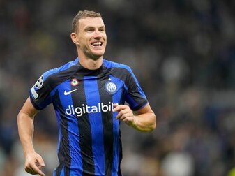 Edin Dzeko von Inter Mailand feiert seinen Treffer zum 2:0 gegen Viktoria Pilsen. Edin Dzeko von Inter Mailand feiert seinen Treffer zum 2:0 gegen Viktoria Pilsen.