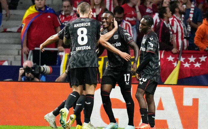 Die Spieler von Bayer Leverkusen feiern das Tor von Callum Hudson-Odoi (M) gegen Atlético.