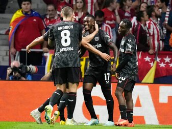 Die Spieler von Bayer Leverkusen feiern das Tor von Callum Hudson-Odoi (M) gegen Atlético. Die Spieler von Bayer Leverkusen feiern das Tor von Callum Hudson-Odoi (M) gegen Atlético.