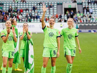 Wolfsburgs Spielerinnen Marie-Joelle Wedemeyer (l), Svenja Huth (3.v.l.), Dominique Janssen (2.v.r.) und Kathrin-Julia Hendrich (r) applaudieren und winken nach Spielende. Wolfsburgs Spielerinnen Marie-Joelle Wedemeyer (l), Svenja Huth (3.v.l.), Dominique Janssen (2.v.r.) und Kathrin-Julia Hendrich (r) applaudieren und winken nach Spielende.