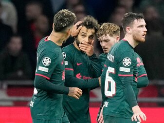 Die Spieler des FC Liverpool jubeln mit Torschütze Mohamed Salah (2.v.l) über das 1:0 gegen Ajax. Die Spieler des FC Liverpool jubeln mit Torschütze Mohamed Salah (2.v.l) über das 1:0 gegen Ajax.