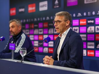 Wollen mit Schalke den Abstieg verhindern: Trainer Thomas Reis (l) und Sportvorstand Peter Knäbel. Wollen mit Schalke den Abstieg verhindern: Trainer Thomas Reis (l) und Sportvorstand Peter Knäbel.