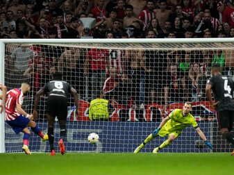 Richtiges Eck: Bayer-Keeper Lukas Hradecky pariert gegen Madrids Yannick Carrasco (2.v.l). Richtiges Eck: Bayer-Keeper Lukas Hradecky pariert gegen Madrids Yannick Carrasco (2.v.l).