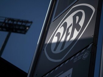 Das Logo des VfR Aalen an einem Schild vor dem Stadion. Das Logo des VfR Aalen an einem Schild vor dem Stadion.