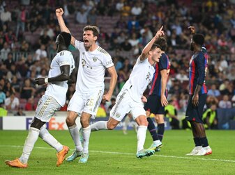 Münchens Benjamin Parvard (M) bejubelt sein Tor zum 3:0 mit Sadio Mane (l) und Thomas Müller. Münchens Benjamin Parvard (M) bejubelt sein Tor zum 3:0 mit Sadio Mane (l) und Thomas Müller.