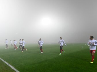 Die Kölner Spieler wärmen sich im dichten Nebel vor dem Spielabbruch auf. Die Kölner Spieler wärmen sich im dichten Nebel vor dem Spielabbruch auf.