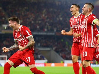 Freiburgs Spieler feiern den Ausgleich gegen Piräus. Freiburgs Spieler feiern den Ausgleich gegen Piräus.