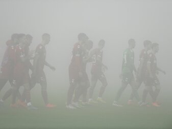 Kölns Spieler stehen im Nebel. Kölns Spieler stehen im Nebel.