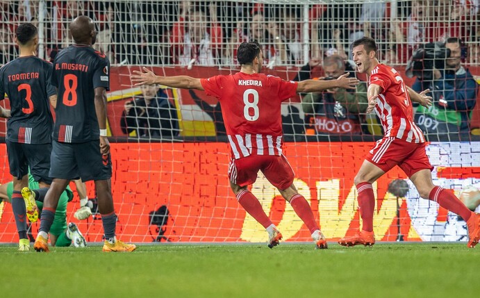 Berlins Robin Knoche (r) jubelt nach seinem Treffer zum 1:0 mit Rani Khedira.