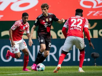 Bayerns Thomas Müller (M) behauptet gegen die Mainzer Leandro Barreiro Martins (l) und Danny da Costa (r) den Ball. Bayerns Thomas Müller (M) behauptet gegen die Mainzer Leandro Barreiro Martins (l) und Danny da Costa (r) den Ball.