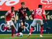 Bayerns Thomas Müller (M) behauptet gegen die Mainzer Leandro Barreiro Martins (l) und Danny da Costa (r) den Ball.