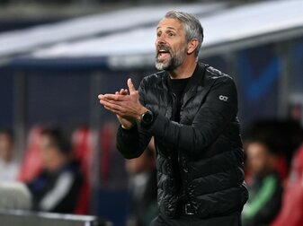 Leipzigs Trainer Marco Rose treibt seine Mannschaft während eines Spiels an. Leipzigs Trainer Marco Rose treibt seine Mannschaft während eines Spiels an.