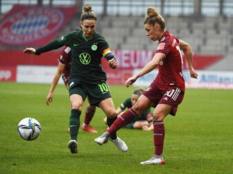 Bayerns Linda Dallmann (r) kommt vor Wolfsburgs Svenja Huth an den Ball. Bayerns Linda Dallmann (r) kommt vor Wolfsburgs Svenja Huth an den Ball.
