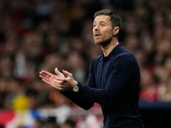 Bayer-Trainer Xabi Alonso treibt seine Mannschaft während einer Partie an. Bayer-Trainer Xabi Alonso treibt seine Mannschaft während einer Partie an.