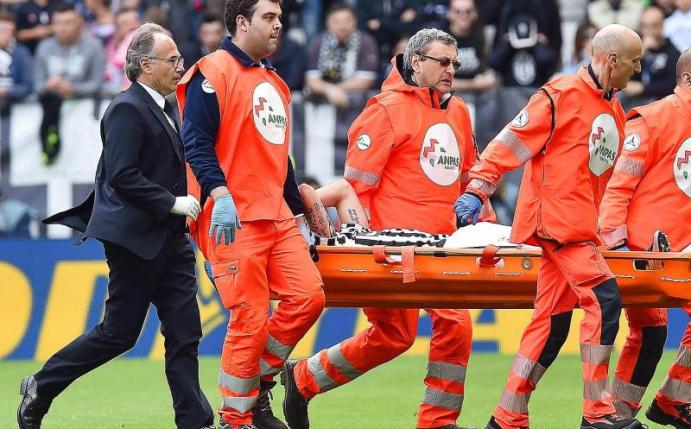 Claudio Marchisio verdrehte sich gegen US Palermo das Knie und musste verletzt ausgewechselt werden. Foto: Di Marco