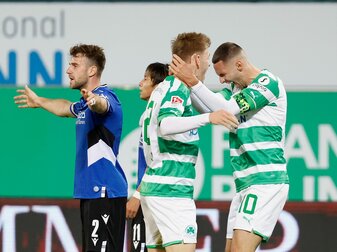 Branimir Hrgota und Marco John (r) jubeln nach dem 1:0 für die SpVgg. Links protestiert Bielefelds Lukas Klünter. Branimir Hrgota und Marco John (r) jubeln nach dem 1:0 für die SpVgg. Links protestiert Bielefelds Lukas Klünter.