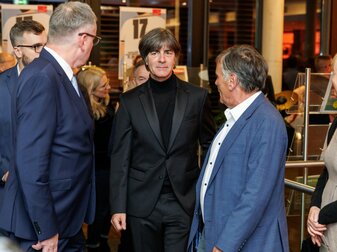 Joachim Löw (M) auf der Gala zur Verleihung der Deutschen Fußball-Kulturpreise. Joachim Löw (M) auf der Gala zur Verleihung der Deutschen Fußball-Kulturpreise.