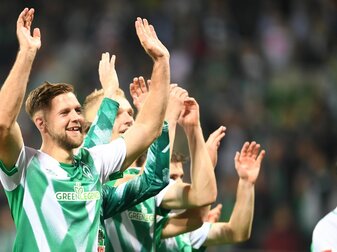 Werders Torschütze zum 1:0, Niclas Füllkrug, feiert mit den Fans. Werders Torschütze zum 1:0, Niclas Füllkrug, feiert mit den Fans.