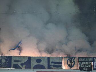 Hertha Fans haben im Weserstadion Pyrotechnik gezündet.