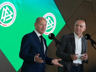 Hat sich in der Equal-Pay-Debatte auch zu Wort gemeldet: Bundeskanzler Olaf Scholz (l) neben DFB-Chef Bernd Neuendorf. Hat sich in der Equal-Pay-Debatte auch zu Wort gemeldet: Bundeskanzler Olaf Scholz (l) neben DFB-Chef Bernd Neuendorf.