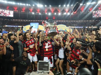 Mit Bohnen und Reis, aber fast ohne Fans zum Copa-Finale: Die Spieler von Flamengo. Mit Bohnen und Reis, aber fast ohne Fans zum Copa-Finale: Die Spieler von Flamengo.