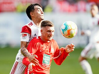 Nürnbergs Jens Castrop (l) und Marlon Ritter vom 1. FC Nürnberg kämpfen um den Ballbesitz. Nürnbergs Jens Castrop (l) und Marlon Ritter vom 1. FC Nürnberg kämpfen um den Ballbesitz.