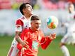 Nürnbergs Jens Castrop (l) und Marlon Ritter vom 1. FC Nürnberg kämpfen um den Ballbesitz.