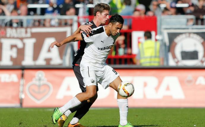 Bouhaddouz (r.) wird künftig für St. Pauli stürmen (Quelle: PIXATHLON/SID-IMAGES)