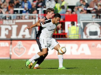 Bouhaddouz (r.) wird künftig für St. Pauli stürmen (Quelle: PIXATHLON/SID-IMAGES) Bouhaddouz (r.) wird künftig für St. Pauli stürmen (Quelle: PIXATHLON/SID-IMAGES)