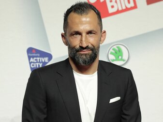 Sportvorstand Hasan Salihamidzic sieht den verletzten Manuel Neuer für die WM auf einem guten Weg. Sportvorstand Hasan Salihamidzic sieht den verletzten Manuel Neuer für die WM auf einem guten Weg.