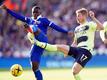 Nampalys Mendy (l) von Leicester City und Kevin De Bruyne von Manchester City im Zweikampf um den Ball.