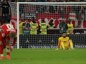 Der FC Augsburg unterlag dem VfB Stuttgart durch ein spätes Tor mit 1:2. Der FC Augsburg unterlag dem VfB Stuttgart durch ein spätes Tor mit 1:2.