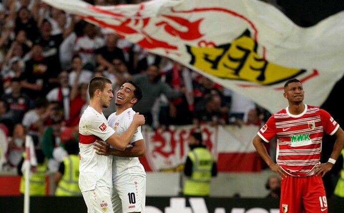 Waldemar Anton (l) schoss Stuttgart in der Nachspielzeit zum Sieg.