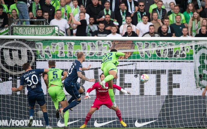 Wolfsburgs Felix Nmecha köpft das Tor zum 1:0 gegen den VfL Bochum.